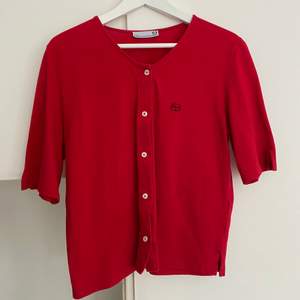 Röd oversized kofta/skjorta. Köpt på secondhand för ungefär två år sedan. Frakten kostar 45kr. Ställ gärna frågor i chatten!