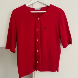 röd kofta/skjorta - Röd oversized kofta/skjorta. Köpt på secondhand för ungefär två år sedan. Frakten kostar 45kr. Ställ gärna frågor i chatten!