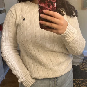 Ralph Lauren stickat tröja - Vit stickat Ralph Lauren tröja i bra skick, storlek medium 