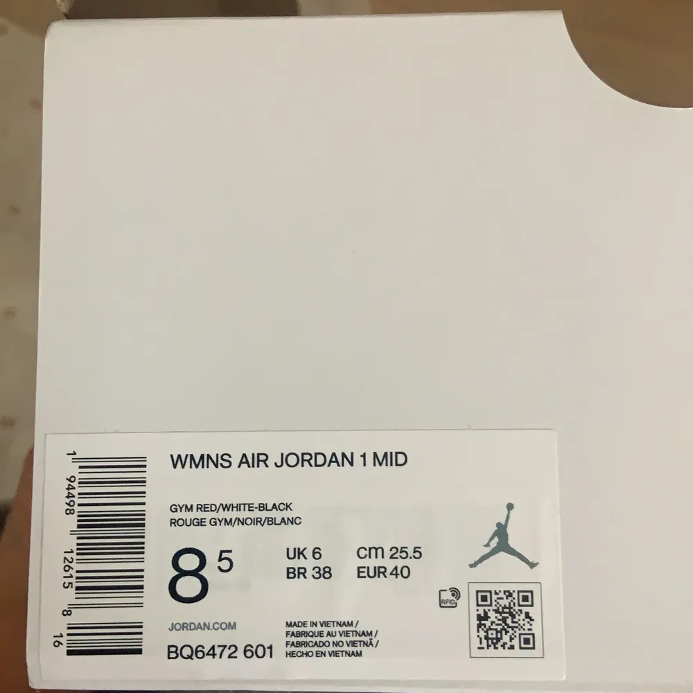 Säljer nu mina WMNS Jordan Air 1 Mid pga av att jag inte använder dom, kanske använt dom 4 gånger totalt och har sko lådan kvar & jag skulle också säga att dom verkligen är i bra skick! Skicka ett meddelande om du vill ha fler bilder. Köpte dom för 1800kr. Mitt pris KÖP DIREKT - 1300 ink frakt ⭐️. Skor.