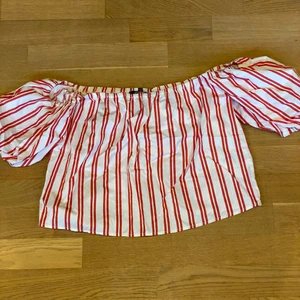 Topp offshoulder  - SÄLJER SÖT TOPP FRÅN GINA TRICOT. Randig i vit och röd väldigt söt men kommer aldrig till användning.