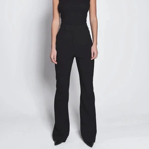 Lxa kostymbyxor  - Lxa suit pants, byxorna är i den långa modellen och är i storlek m. Passar perfekt för dig som är lite längre. (Jag är 175 och har storlek m/38 i vanliga fall)💛 byxorna är slutsålda överallt, nypris 900kr.