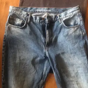 Jeans från BikBok som jag inte använder för att dem inte passar. Använt dem max 5 gånger. Är som helt nya. Dem är förkorta för mig i benen jag är 180 cm. 