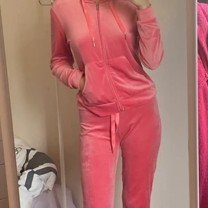 Gina Tricot Cecilia velour trousers,S - Hej. Jag säljer dom här två plagen tillsammans för 250kr + frakt. Jag har haft dom i ungefär 1-2 år nu och jag tycker att dom är i ett bra skick. På byxornas snöre så har den ena inte en metallbit som ni kan se på bilden 3. Vill inte ha den längre för att den ligger bara i garderoben och användes bara några gånger så tänkte att någon annan skulle ha mer nytta av dom två plagen.