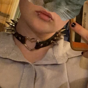 Choker  - Fett cool choker eller hur det stavas🤠👍🏻 använd ett par gånger men är i fint skick, köpt på shock. Säljs på grund av att det inte används : / priset är inklusive frakt