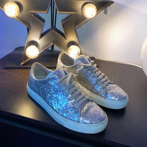 Axel arigato skor - Superfina glittriga silvriga skor från Axel Arigato! Knappt använda. Köpta för 1700kr