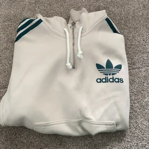 Hoodie från adidas  - Jättefin adidas-hoodie som är köpt på urban outfitters i London, säljer då jag tyvärr aldrig använder den längre 