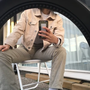 Manchester jacka strl M - Säljer den här fina beiga manchester jackan som är i storlek M eftersom den inte kommer till användning. Jag har storlek S och är 172 cm lång. Den är i väldigt bra skick då den är använd ett fåtal gånger :)