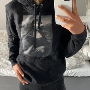 Svart Hoodie - Hoodie från thecoolelephant ”blinded art” säljer för att den inte kommer till någon användning köpte för 600kr och är i väldigt bra skick så ser oanvänd ut 