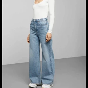 Weekday Ace - Mellanblå weekdayjeans modell ace. Höga i midjan och vida i benen. Storlek 24/32 men passar mig som även har 25”. 200kr + frakt