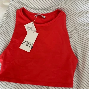 Linne - Ett linne från Zara som endast använts en gång. Prislappen är borttagen till skillnad från bilden men endast använda en gång.