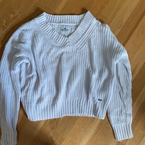 Fin stickad Hollister tröja - Kroppar vit stickad tröja från hollister storlek S!