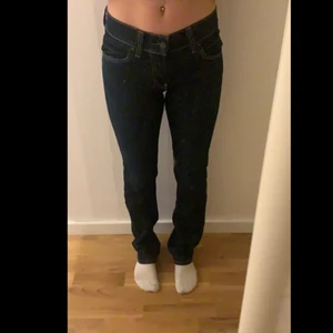 Mörkblåa Levis jeans - Säljer nu mina jättefina mörkblåa jeans från Levis, säljer pga av att de ej kommer till använding ❤️