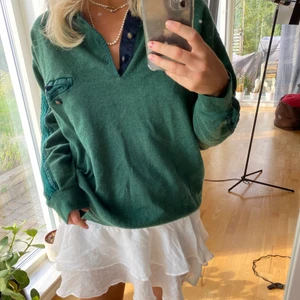 Grön stickad tröja - Grön oversize tröja. Köpt second hand men inte använt, bara tvättat. Fina detaljer o sitter bra. Jag brukar ha 36, men eftersom den är oversize passar den större och mindre storlekar. Finns några små hål i tyget på två ställen, men syns inte