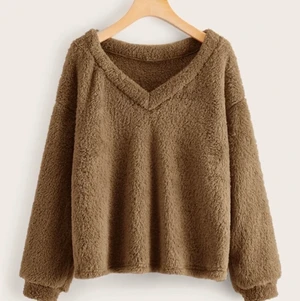 Gosig brun sweatshirt. - Jätte gosig brun tröja, lite andvänd, den är lite ljusare i värkligheten, jätte gosig nu till hösten, kom priv för fler bilder.