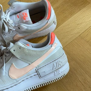 Nike Air Force 1 Shadow  - Säljer mina Nike Air Force 1 Shadow i ’Bright Mango’. Jättesnygga men sitter lite för tight på mig. De är strl 38 men skulle säga att de är små i storleken, passar nog bättre 37. Köpta i vintras men använda endast ett fåtal gånger. Möts gärna upp eller skickar mot fraktkostnad!<3 