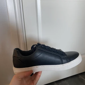 Svarta skor - Svarta skor i storlek 39, använda en gång!