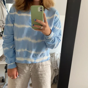 Collegetröja  - Säljer en jättefin blå collage tröja från pull&bear! Köpte den för ungefär ett år sedan men den är i väldigt bra skick! Frakten ingår!!