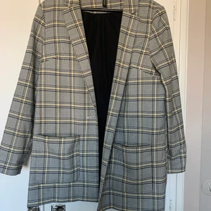 Kavaj - Grå/gul/vit mönstrad kavaj från H&M, köptes för något år sedan, ej min stil i längre.