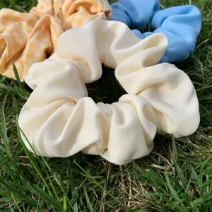 Köp 3 fina scrunchies för endast 35kr! 🤍 Fint material och en scrunchie som du kan använda för att spica till dig för dina outfits! Handgjorda med hög kvalitet 🙈🪡 