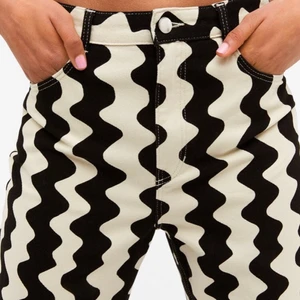 Byxor monki - Mina absoluta favoritbyxor söker ny ägare! Köpta i våras på monki, storlek 32/XXS. Superballa och bekväma, men kommer dessvärre aldrig till användning. Helt slutsålda på hemsidan! 🦨