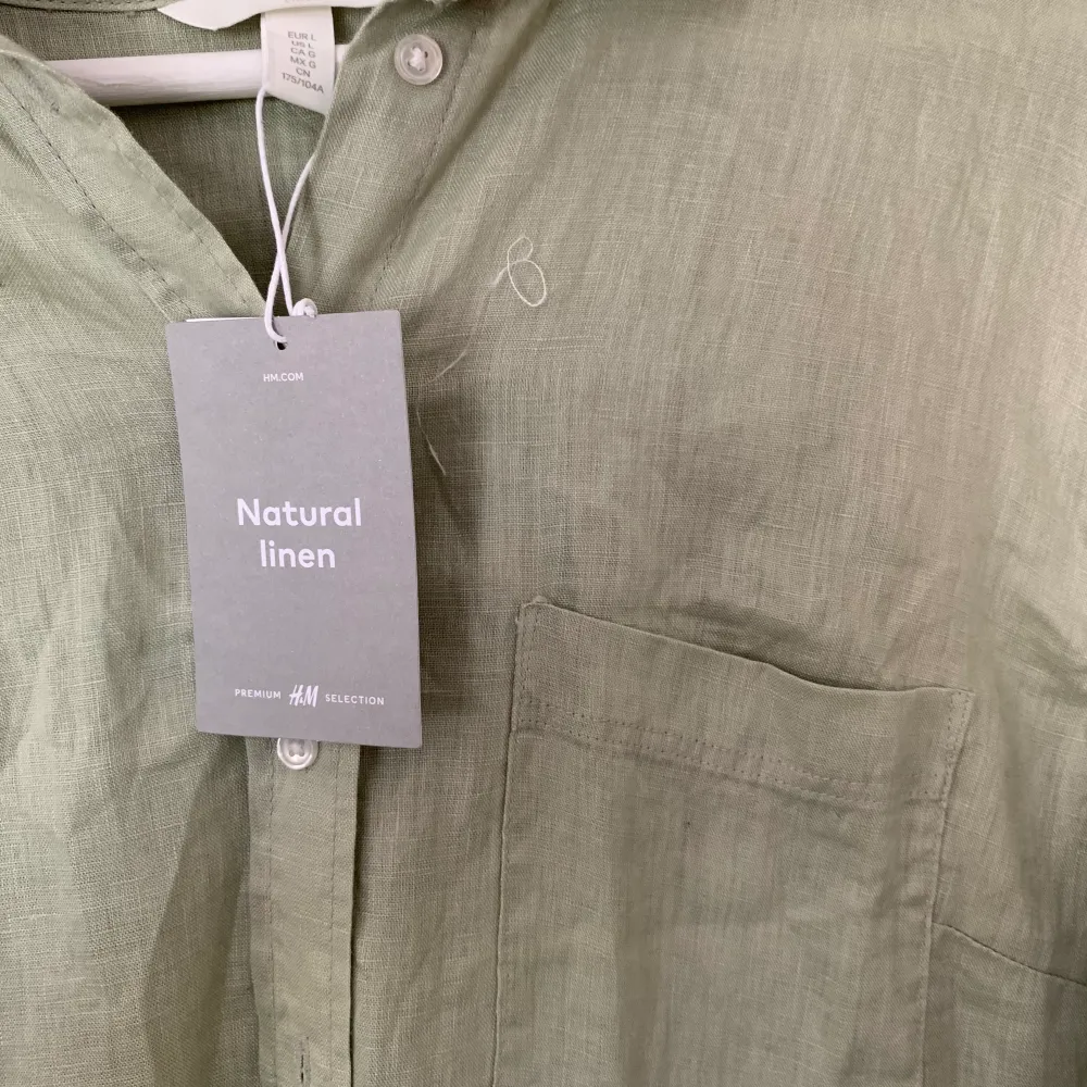 så så fin typ naturgrön skjorta!! helt oanvänd med lappen kvar! säljer då jag redan har så många skjortor och denna inte kommer till användning!. Skjortor.