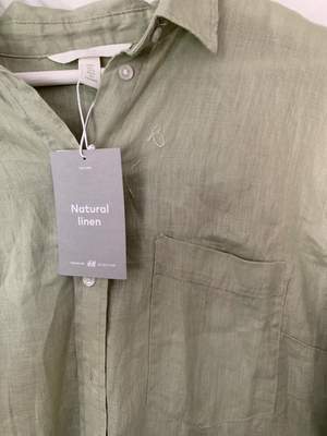 så så fin typ naturgrön skjorta!! helt oanvänd med lappen kvar! säljer då jag redan har så många skjortor och denna inte kommer till användning!
