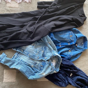 Paketpris ytterplagg - Paketpris. 4 ytterplagg bestående av två jeansjackor (en ljus & en lite mörkare) från Zara, en marinblå kofta från Cubus samt en svart trenshcoat med knytband i midjan som aldrig är använd. Storlek XS/S. Alla 4 plaggen för 100kr. Vill man endast ha två av plaggen eller liknande kan man kommentera. Kram <33