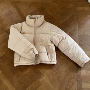 Jacka från Gina Tricot - Superfin jacka i från Gina Tricot. Använd endast ett par gånger så i fint skick!