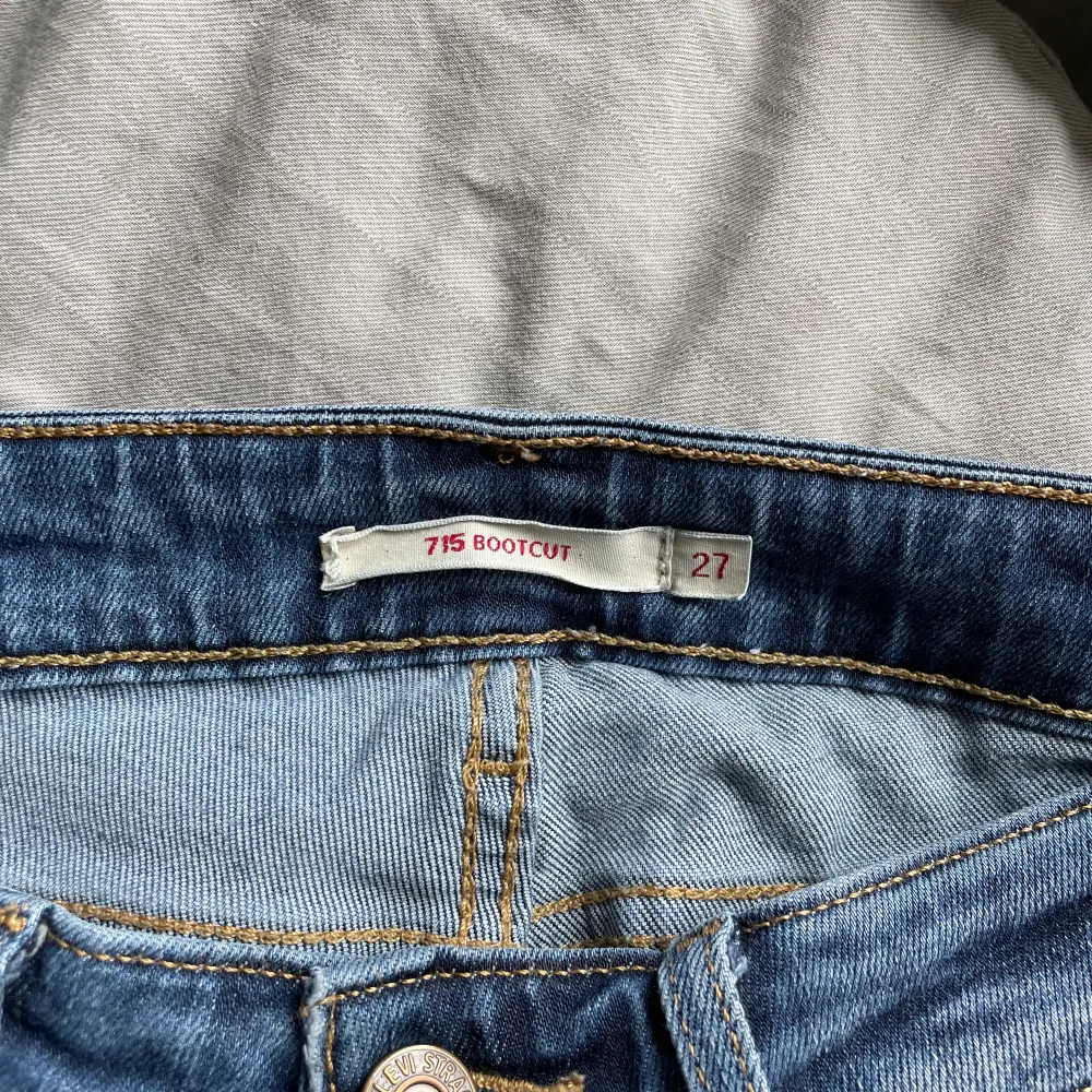 Säljer mina älskade Levi’s jeans, pga de är för små, jeansen beskrivs som midrise på levis hemsida men jag tycker att de är lowrise:)  De har inga större defekter men om ni vill se de få som finns så är det bara att kontakta mig. Köparen står för frakten💓. Jeans & Byxor.