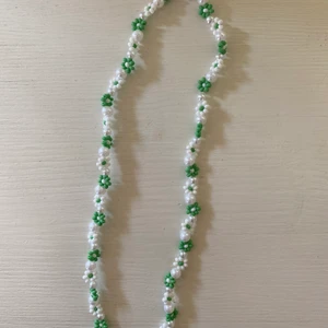 Halsband med blommor🌸🌸🌸 - Säljer denna typ av modell på halsband, går även att få i andra färger.💓💗🥰😍Halsbandet är gjort på elastisk tråd. Frakt tillkommer. Hör av dig vid frågor. ❣️🥰🤩❤️