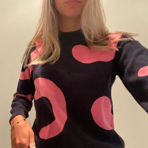 & other stories tröja - Säljer denna tröja från & Other Stories, knappt använd så i nysskick! Skriv om ni har frågor eller vill ha fler bilder!