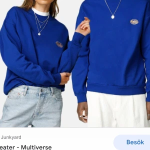 Mörkblå tröja  - Säljer en superfin tröja från junkyard💙 står ”multiverse” på bröstet i guld💛 strl xs men passar s också!:) frakt tillkommer på 79 kr❤️‍🔥