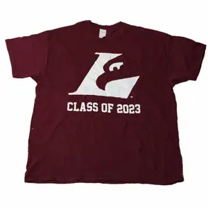 En tröja med ett fint vinrött tryck. Tillhör ett universitet och deras klass av 2023. Perfekt för dig som vill ha backgrund i dina plagg men även om du är ute efter denna efterfrågade färg! Köpt på Ross.