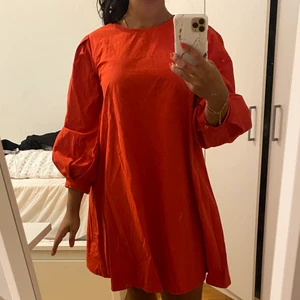 Klänning - En jätte snygg favorit i min garderob. Aldrig använd heller. Den är som snyggast struken. Den är KÖPT för 500 kronor. Säljer den för 200 kronor. Den är köpt i en italiensk affär.