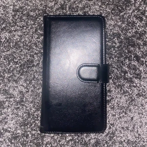 Mobilskal iPhone 7/8+ - Säljer detta mobilskal då jag råkat beställa i fel storlek, så skalet är ej använt och i nyskick! Passar iPhone 7/8+. Är i svart PU-läder. 9 fickor för kort och myntfack även fack för sedlar finns.  69kr + 48kr frakt 