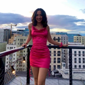 Snygg tajt klänning - En rosa tajt klänning med liten detalj vid sidorna. Använt få antal gånger 