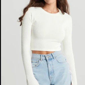 Cropped top från Gina Tricot  - Mysig vit tröja  Från Gina Tricot  Skick: aldrig använt  110kr + Frakt📦 