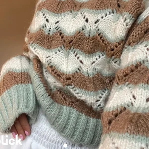 Stickad tröja - !första bilden lånad! Stickad hostig tröja från zara i strl M men passar Xs-M. Kommer inte till användning💞💞✨ högsta bud: 270+frakt💞💞