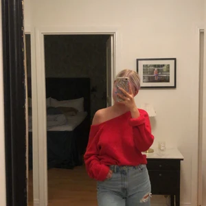 Stickad - Fin röd stickad tjocktröja med v-ringad i ryggen💗