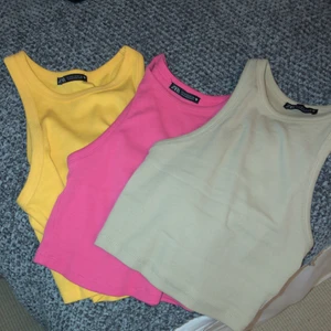Säljer dom här tre topparna från zara - Köpte från zara för nån månad sedan typ användigt nångra fåtal gånger en för 40 och tre för 120kr storlek S funkar också i en xs