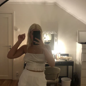 Vitt linne - Jätte fint vitt linne från nelly, aldrig använt , storlek xs men jag anser mig själv som en s så funkar jätte bra för det med 