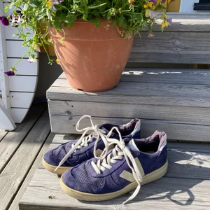 Veja sneakers, stl 41 - Blå sneakers från Veja, stl 41. I använt men ok skick, ena hålet upptill är uttänjt men funkar bra ändå. Fyndpris därför! 