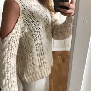 Gina Tricot tröja - Snygg Gina tricot tröja med öppna axlar ❤️‍🔥⚡️ Den är i storlek s men sitter bra på mig (är 174) Jätte fin både på sommaren och hösten/vintern!💞💞