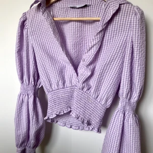 Blus zara - Söt blus från zara, ger jättefin midja, lilarutig. Storlek s och passar s!