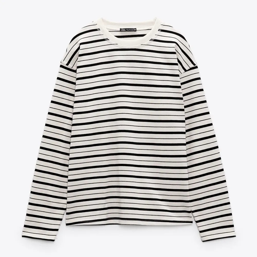 Slutsåld på hemsidan i storlek S! Superfin randig tröja ifrån Zara! Använd 1 gång☀️. T-shirts.