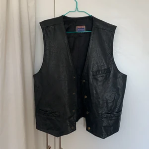 Läderväst  - jättecool läderväst som tyvärr är för stor för mig. Storleken är XL men kan lugnt passa andra storlekar beroende på hur man vill att den sitter. Inga större fel på den, den är snyggt sliten bara. 