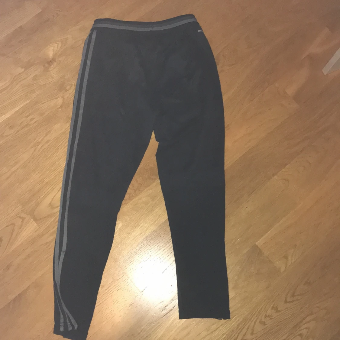 Adidas byxor strl small svart - 90