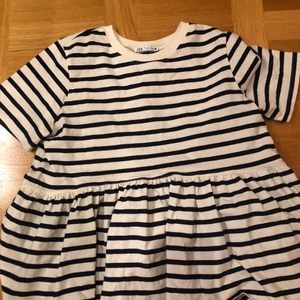 Randig T-shirt - Säljer denna mycket populära randiga tröjan. Näst intill nyskick och har inga defekter!  Buda eller köp direkt för 250kr💕💕 Ställ gärna frågor💕Bud + frakt. 