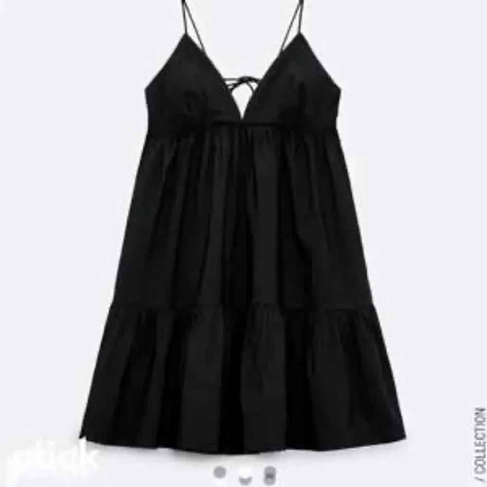 Säljer denna skit snygga klänning ifrån zara lika snygg med en tröja över som utan! - säljer åt en vän <3. Klänningar.